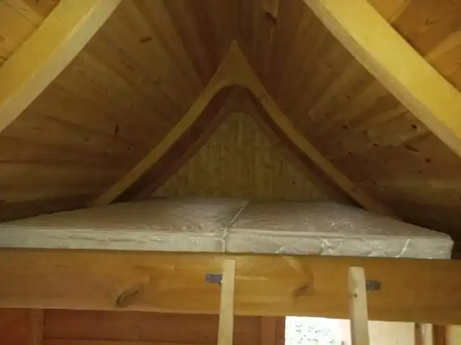 Pierwsza sauna: antresola do spania